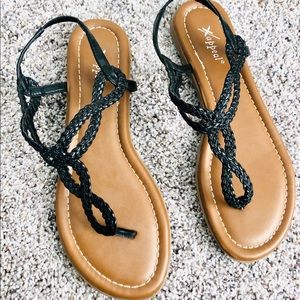 Like new black braided strap flat sandals! 🖤